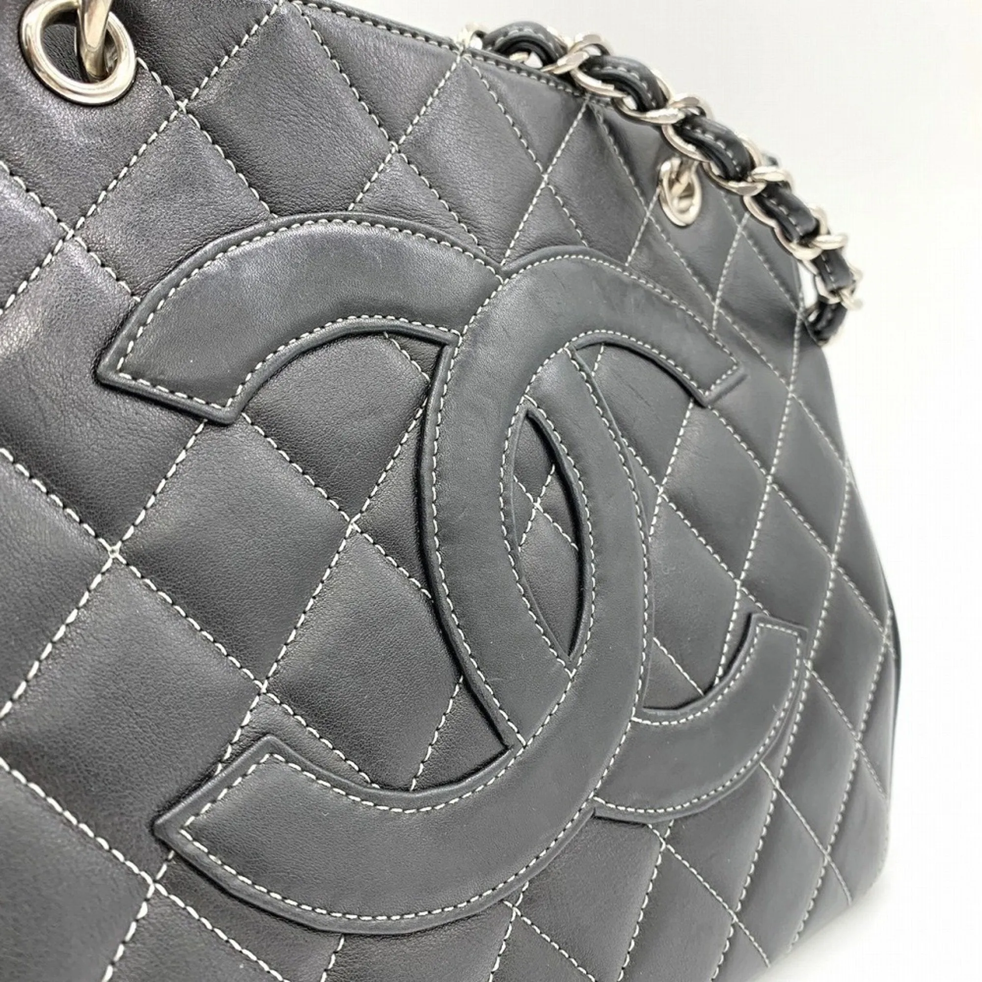 Chanel Leather Handbag (Pre-Owned)