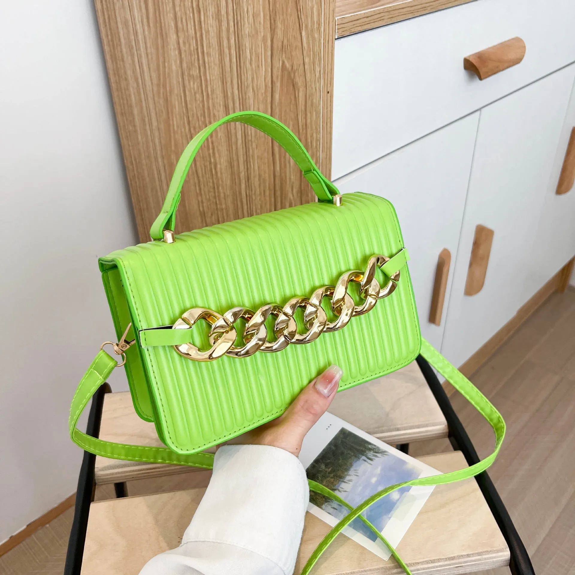 Fashion Handbag Chain Embellished Crossbody Bag