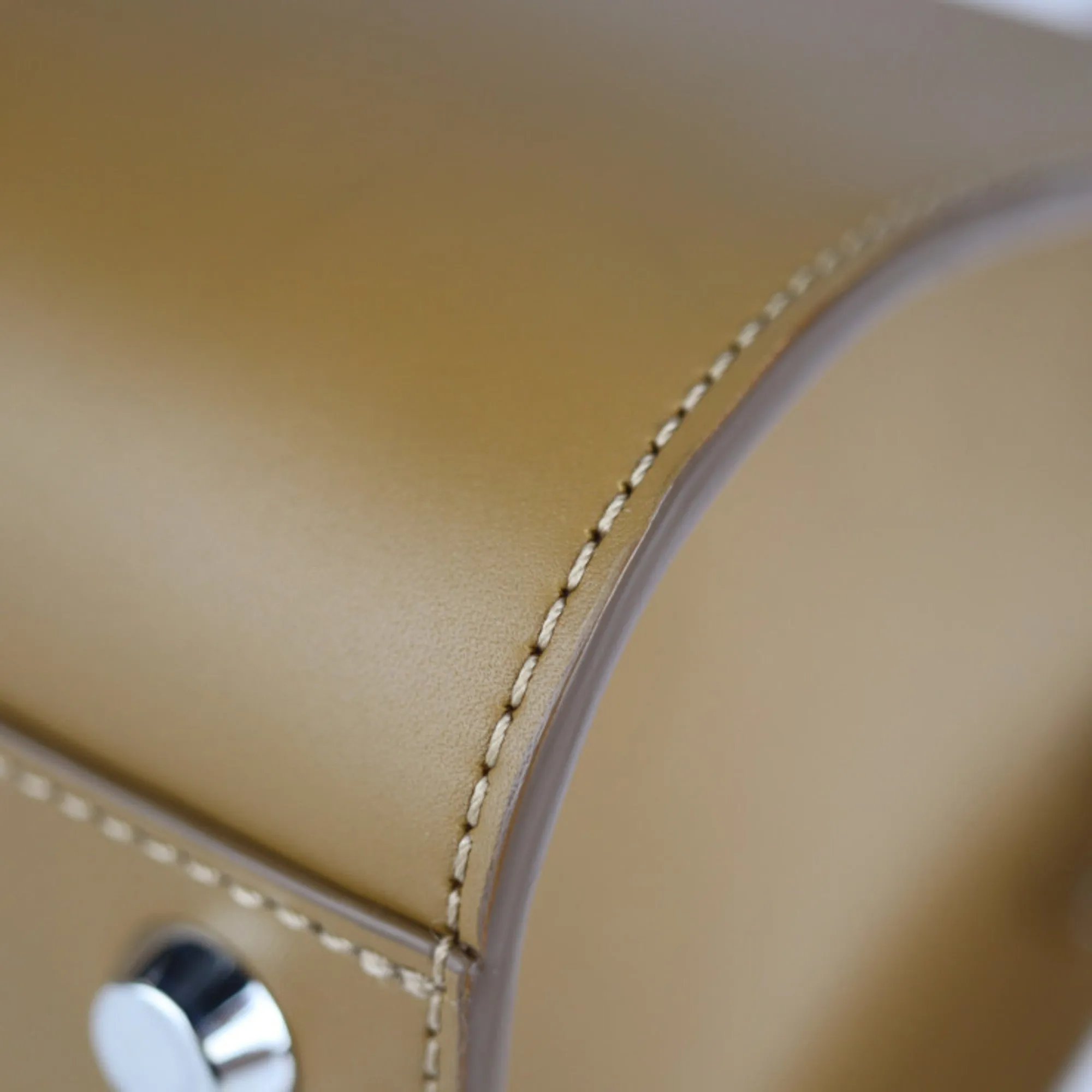 Longchamp  Leather Handbag (Pre-Owned)