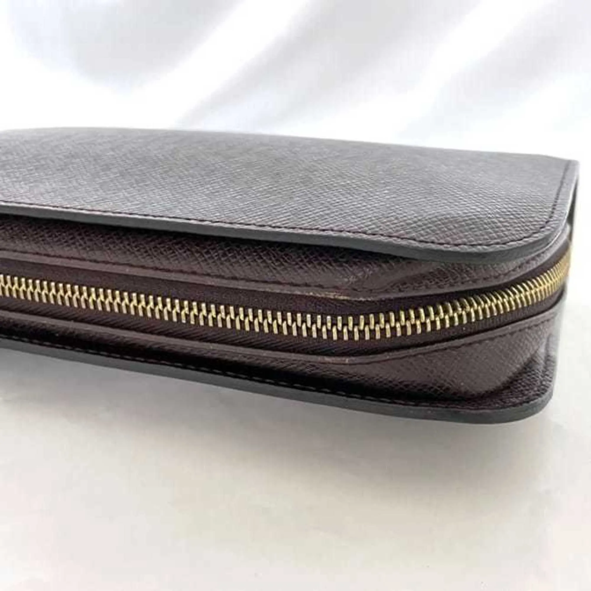Louis Vuitton Acajou Taiga Leather Clutch Bag (Pre-Owned)