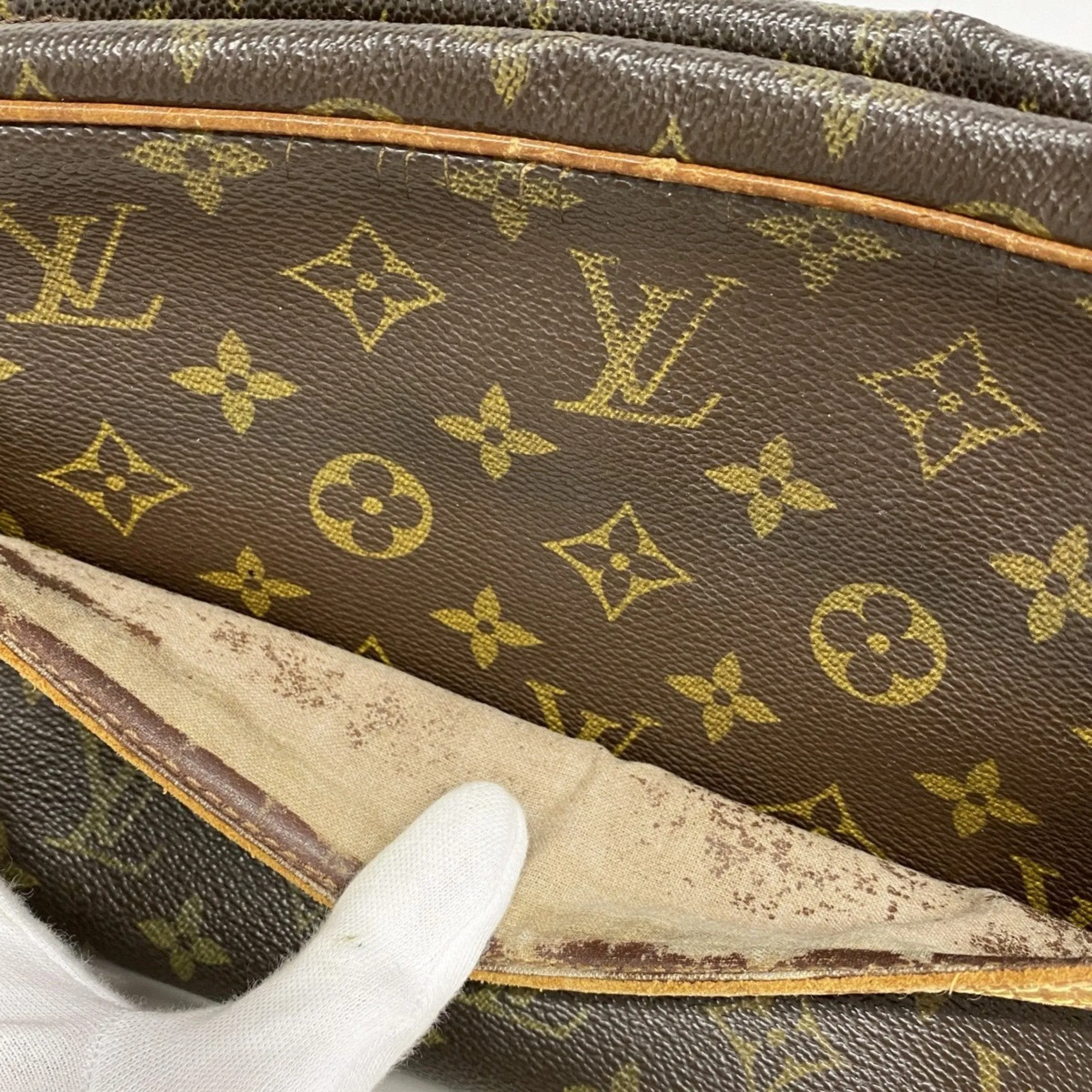 Louis Vuitton Clutch Bag (Pre-Owned)