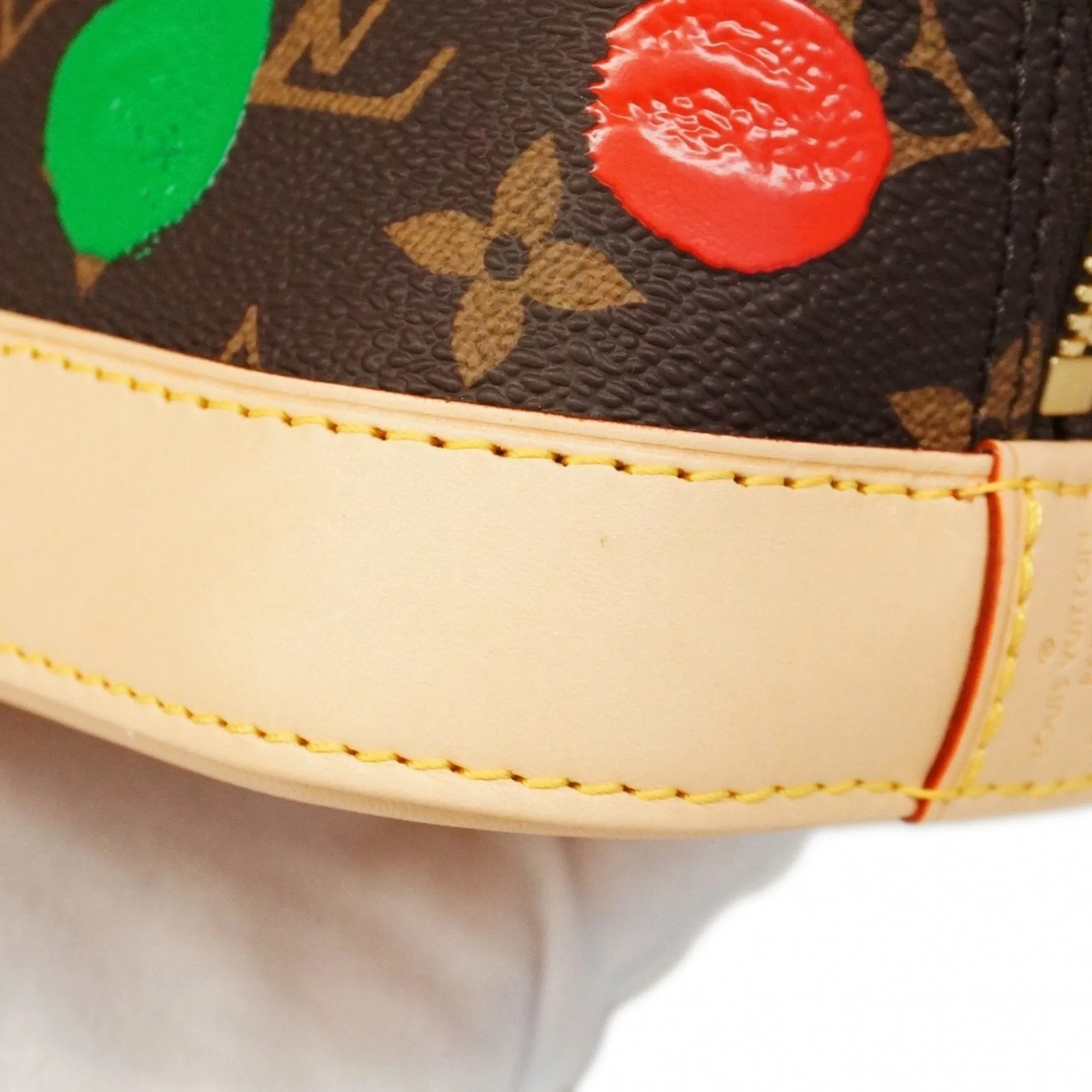 Louis Vuitton  Handbag (Pre-Owned)