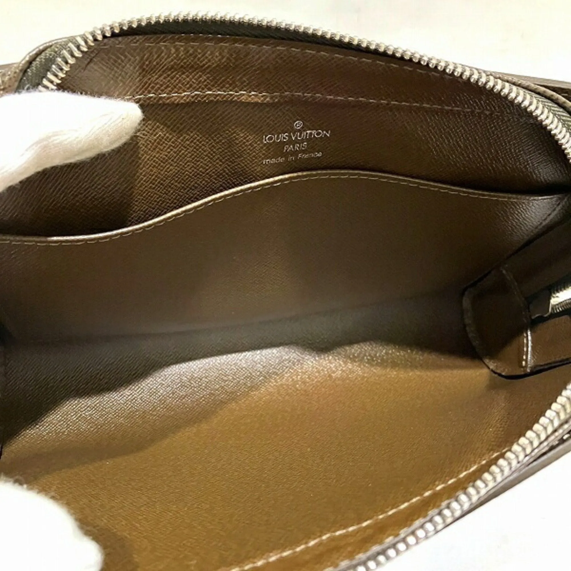 Louis Vuitton Taiga Leather Clutch Bag (Pre-Owned)