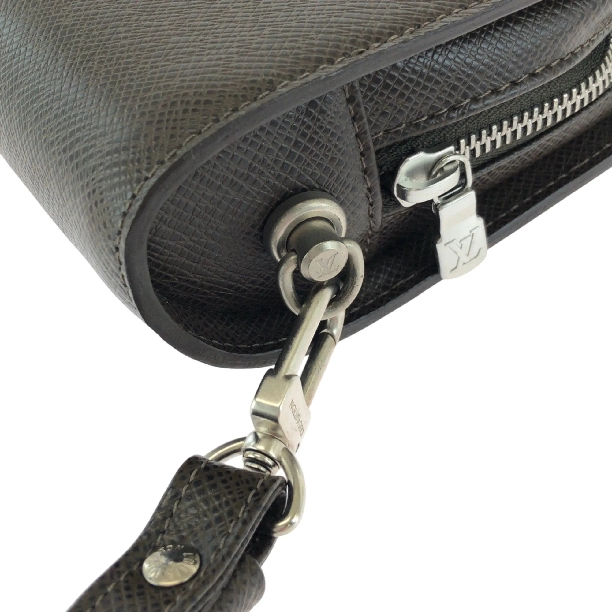 Louis Vuitton Taiga Leather Clutch Bag (Pre-Owned)