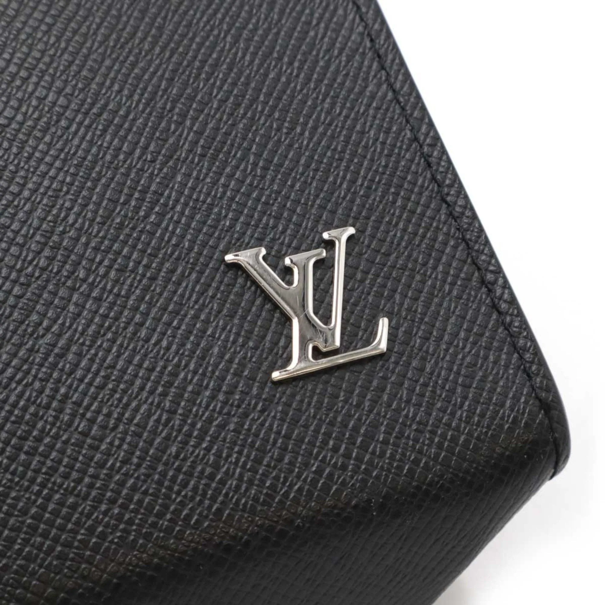 Louis Vuitton Taiga Noir Leather Clutch Bag Pochette (Pre-Owned)