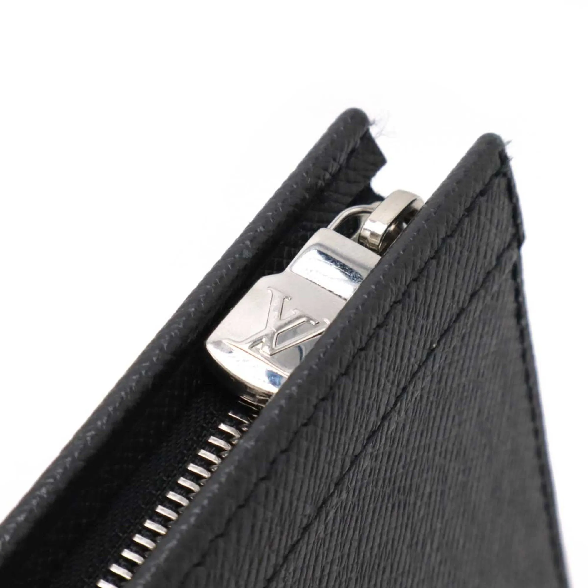 Louis Vuitton Taiga Noir Leather Clutch Bag Pochette (Pre-Owned)