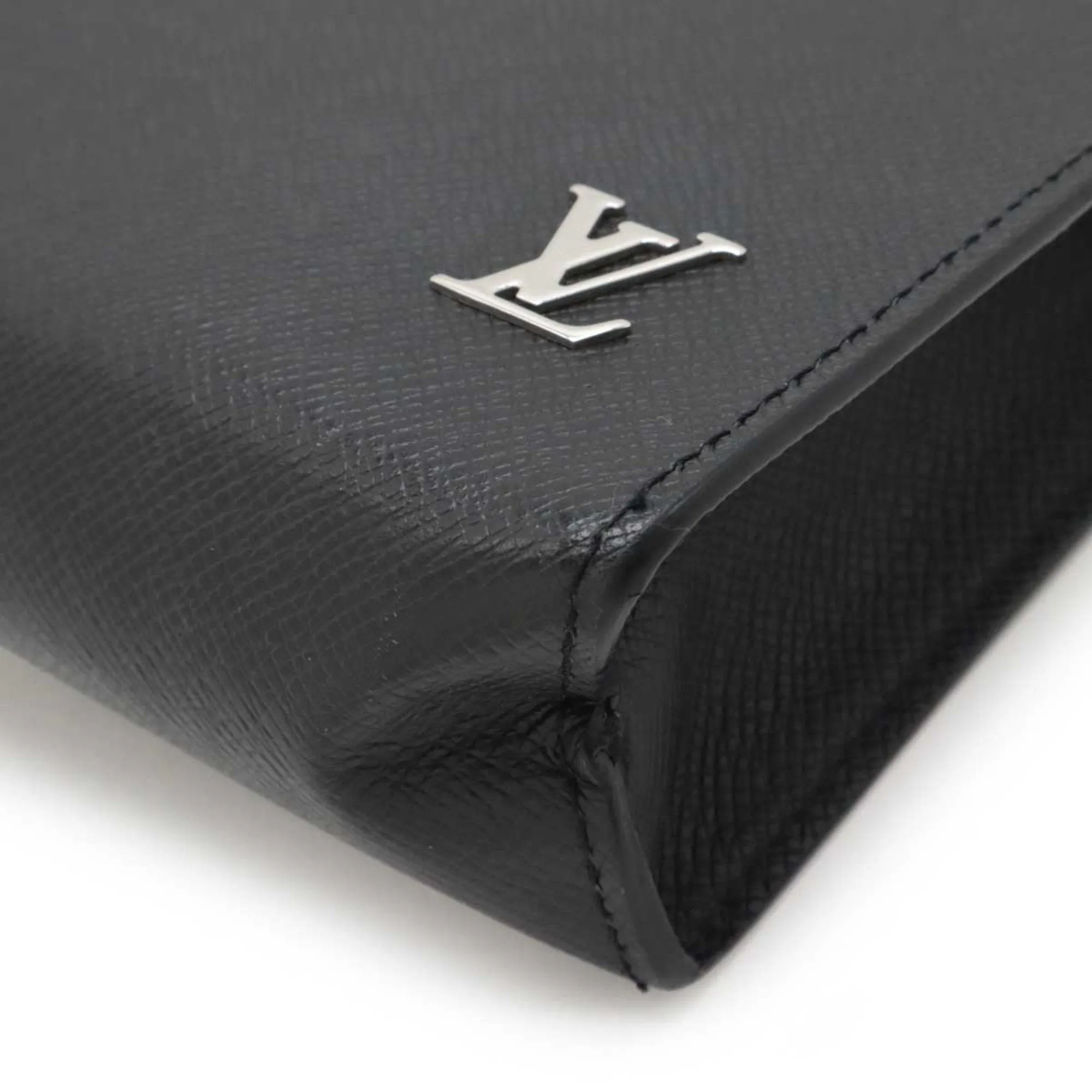 Louis Vuitton Taiga Noir Leather Clutch Bag Pochette (Pre-Owned)