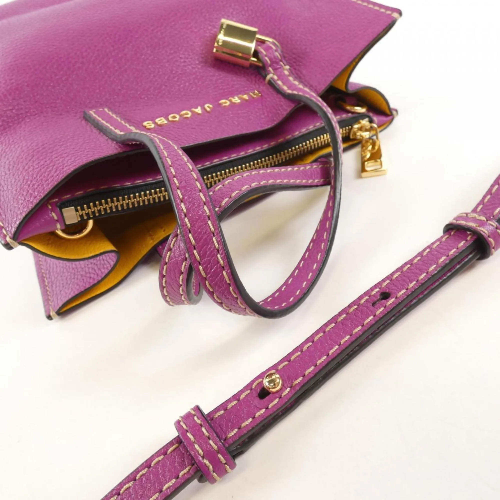 Marc Jacobs Leather Handbag (Pre-Owned)