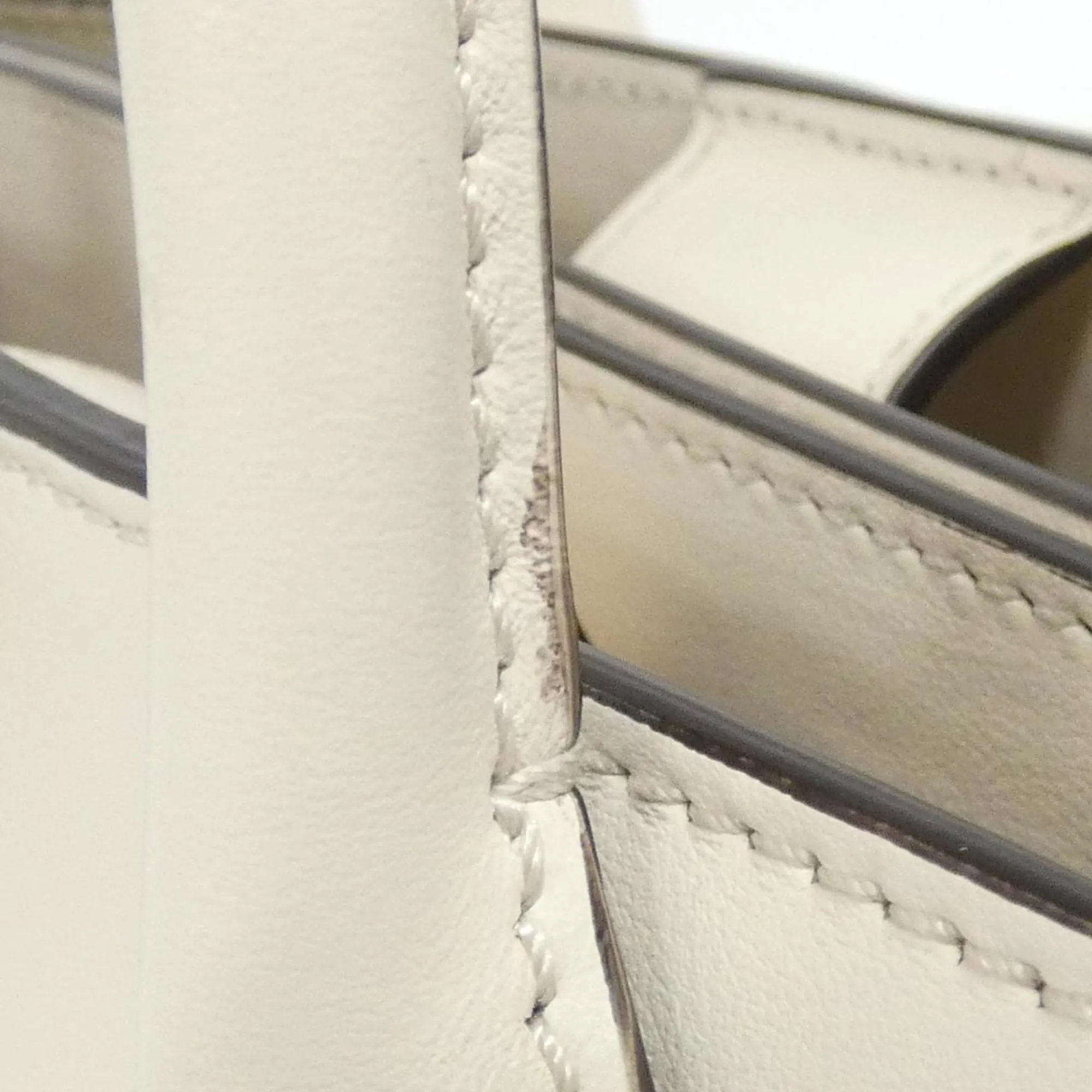Tod's Leather Handbag (Pre-Owned)