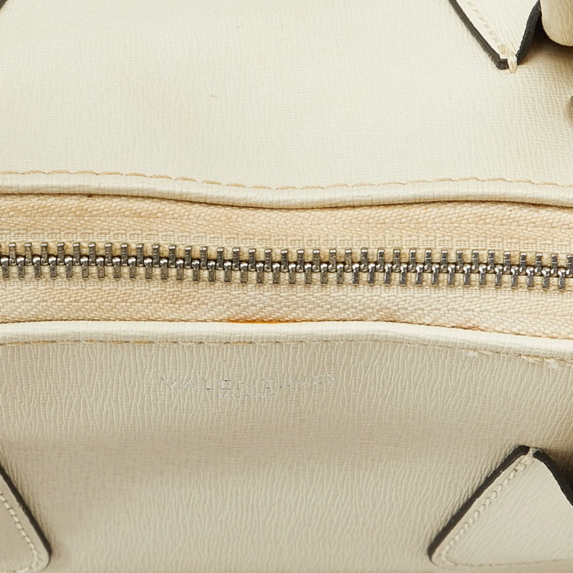 Valentino  Leather Handbag (Pre-Owned)